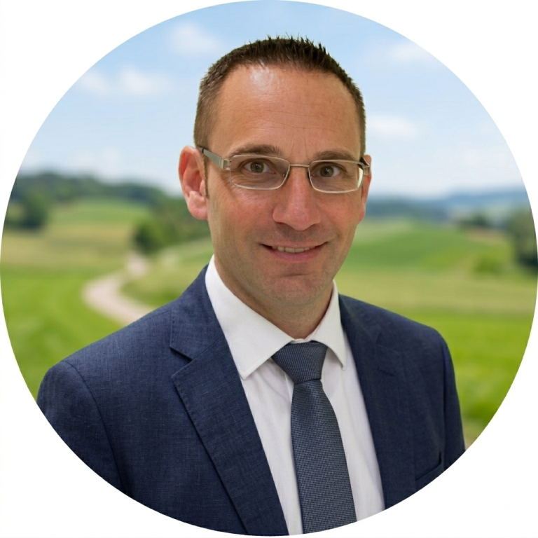 Emanuel Rohr Porträtfoto von Emanuel Rohr lächelnd im Business-Outfit.