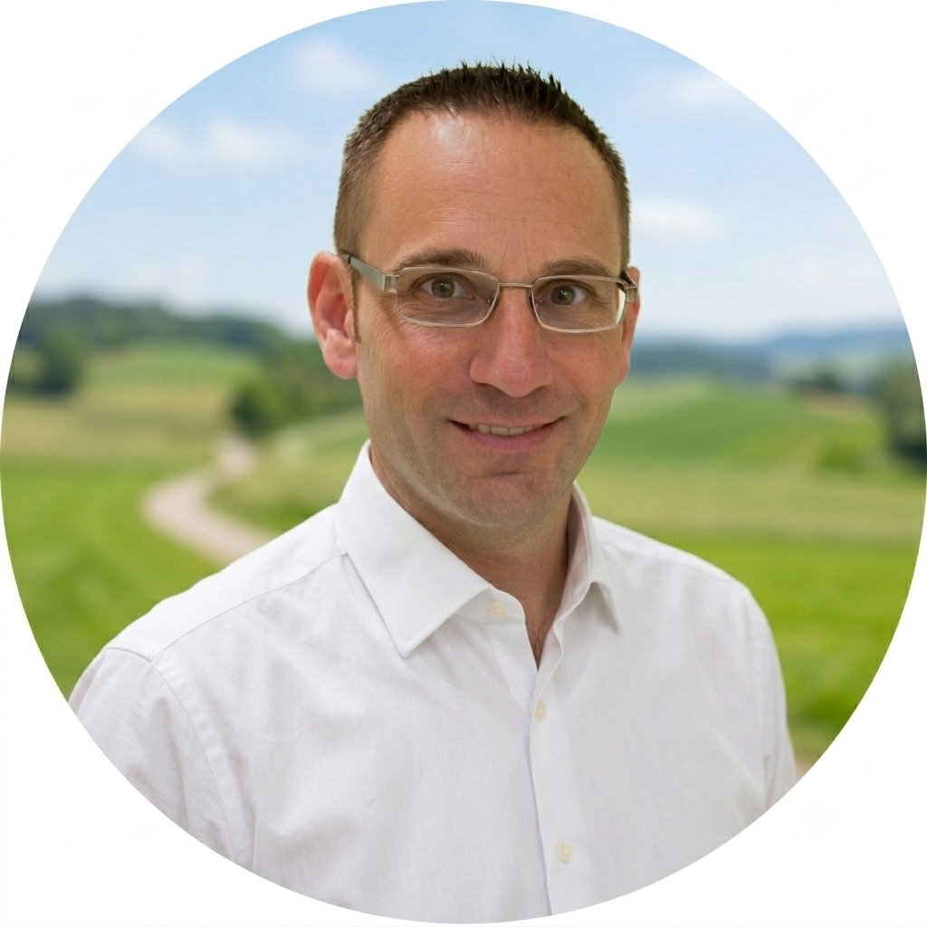Emanuel Rohr Porträtfoto von Emanuel Rohr lächelnd im Hemd.